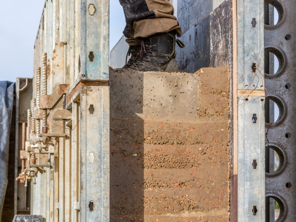 Thi công tường đất nện bằng ván khuôn module mang lại chất lượng tối ưu (Ảnh Nick Ingram)