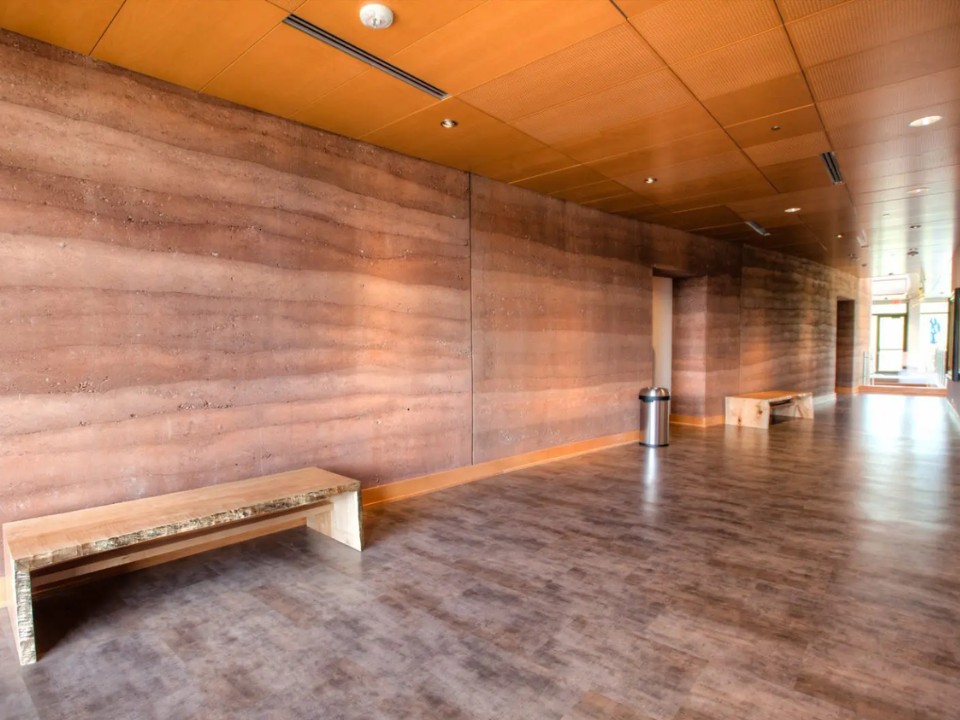 Đất nện là vật liệu hoàn thiện được sự công nhận từ các tổ chức tiêu chuẩn hóa uy tín (Ảnh: Brinton Museum, USA | SIREWALL)