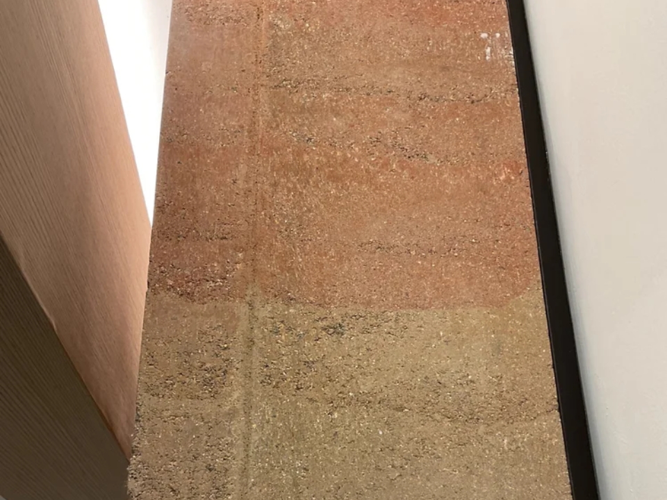 Tường đất nện không yêu cầu sơn và ít bảo trì (Ảnh Colorado Executive Suite | Rammed Earth Works)