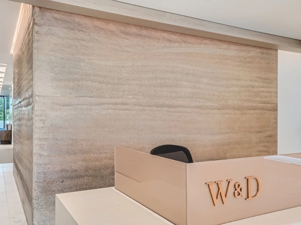 Tường đất nện mang lại nhiều lợi ích cho không gian và sức khỏe con người (Ảnh Colorado Executive Suite | Rammed Earth Works)