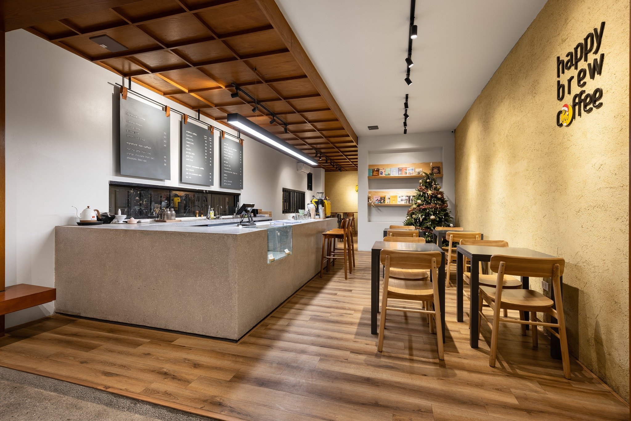Không gian tại Happy Brew Coffee (Ảnh: Lim Studio)