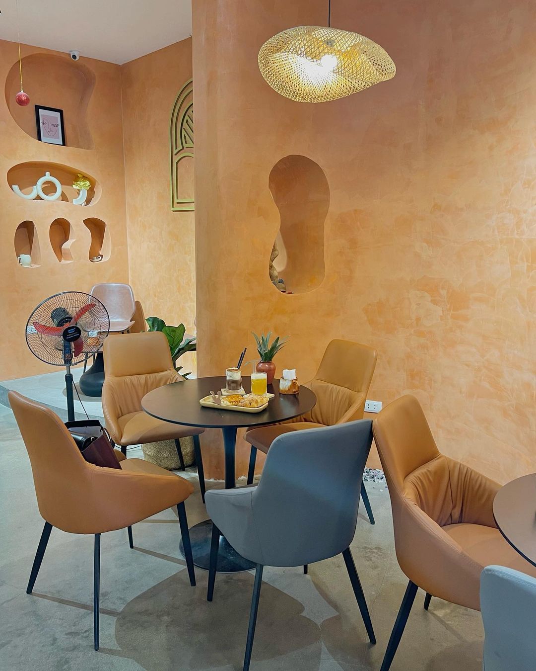 Tường hiệu ứng bê tông theo màu sắc thiết kế riêng tại El Oasis Coffee & Lounge