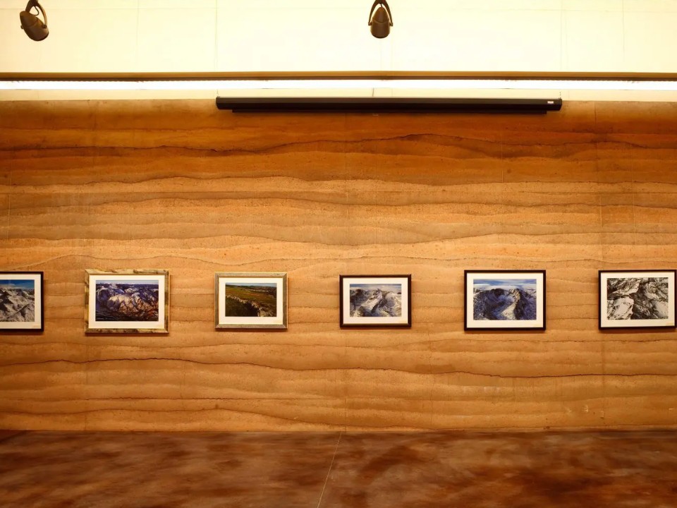 Đất nện ổn định xi măng là lựa chọn của tốc độ và cường độ (Ảnh: Sublette County Library, USA | SIREWALL)