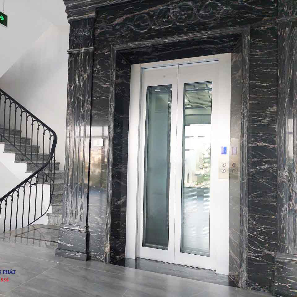 thang máy bên cạnh thang bộ