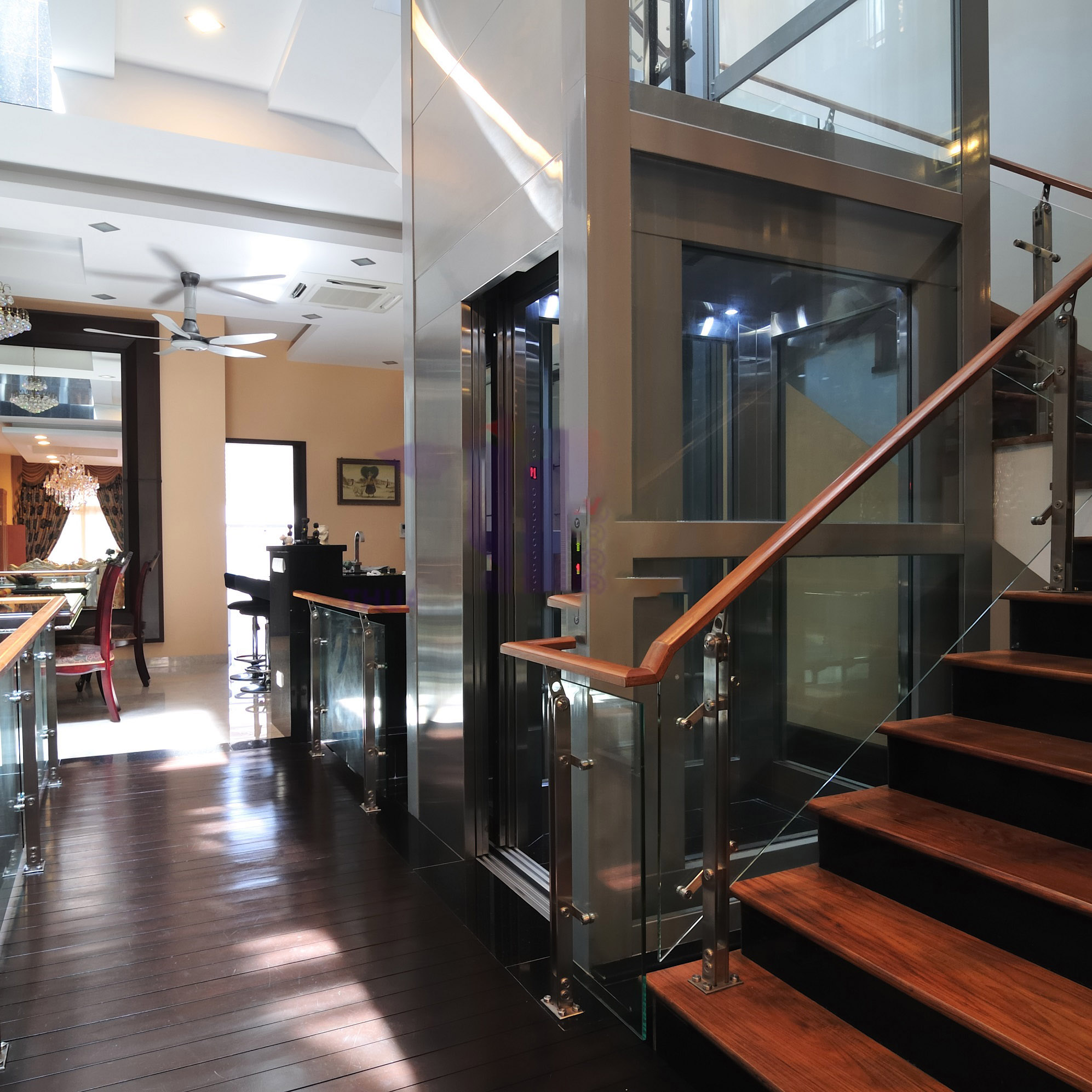 thang máy trong lòng cầu thang bộ