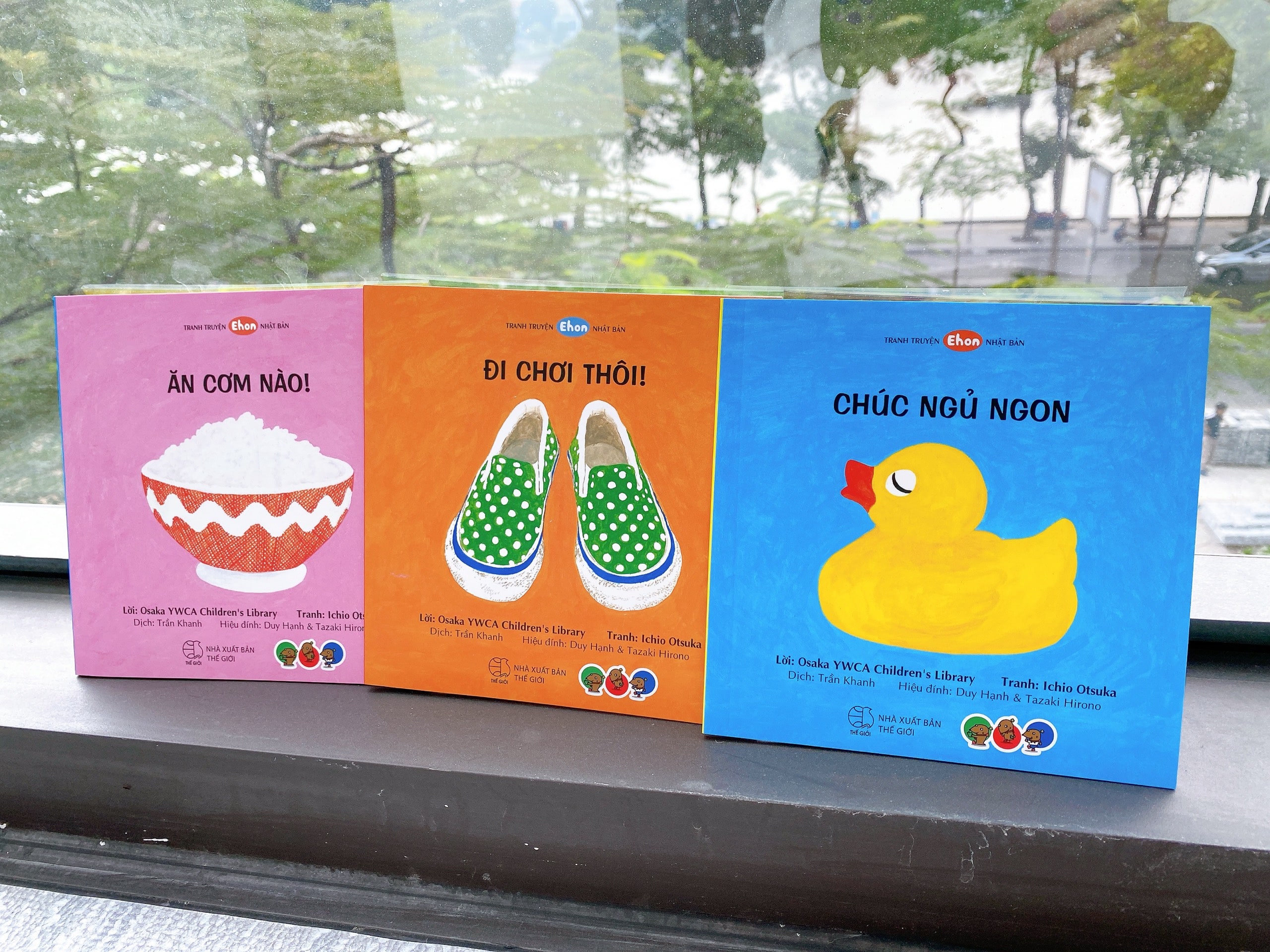 Đọc truyện cho bé trước khi ngủ: Bộ 3 cuốn "Cùng bé làm quen sách"