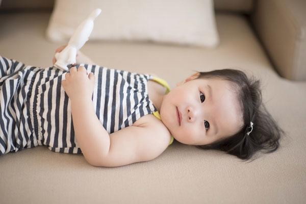 Lý do mẹ nên đầu tư sách cho bé 0 1 tuổi từ sớm