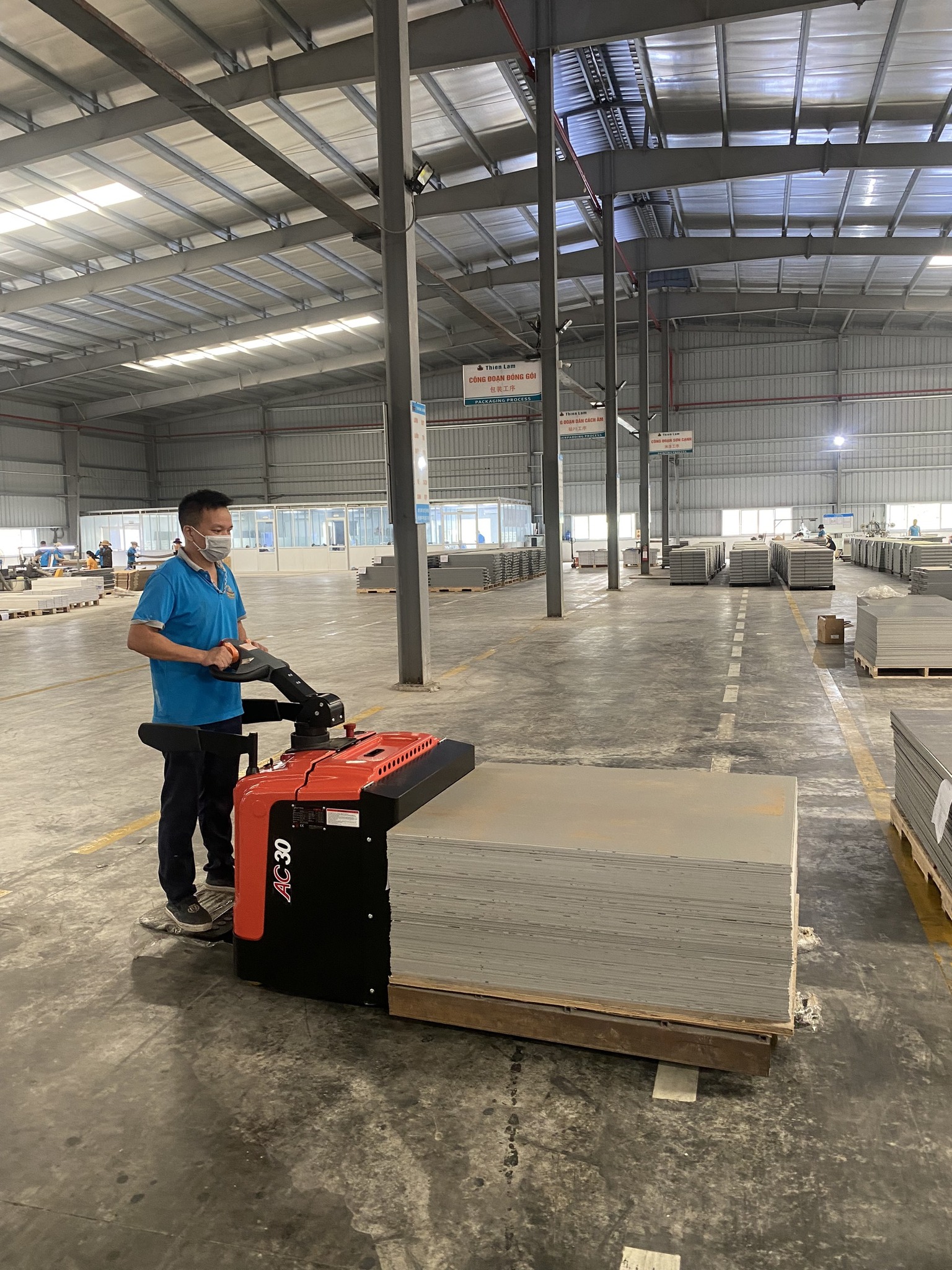 Xe nâng tay điện 3 tấn HELI