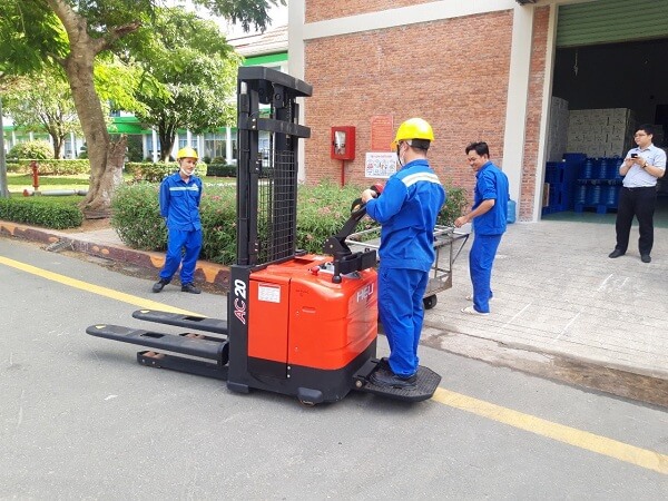 xe nâng hàng đứng lái HELI