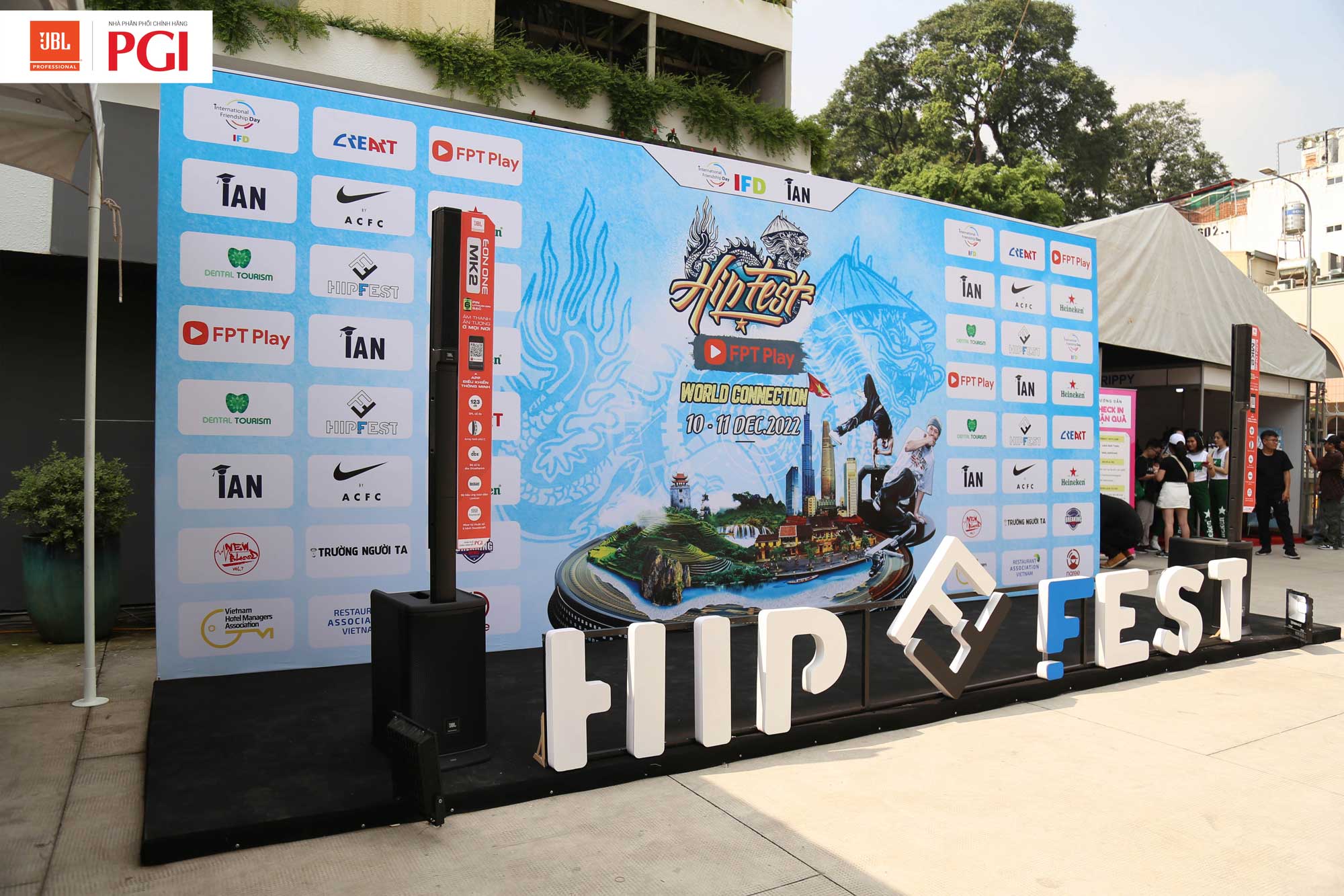 Loa cột di động JBL Eon One MK2 trình diễn bùng nổ tại sự kiện HipFest 2022