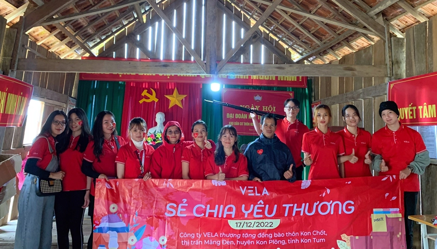 The trip to sponsor scholarships, necessities, and clothes to Kon Chốt people