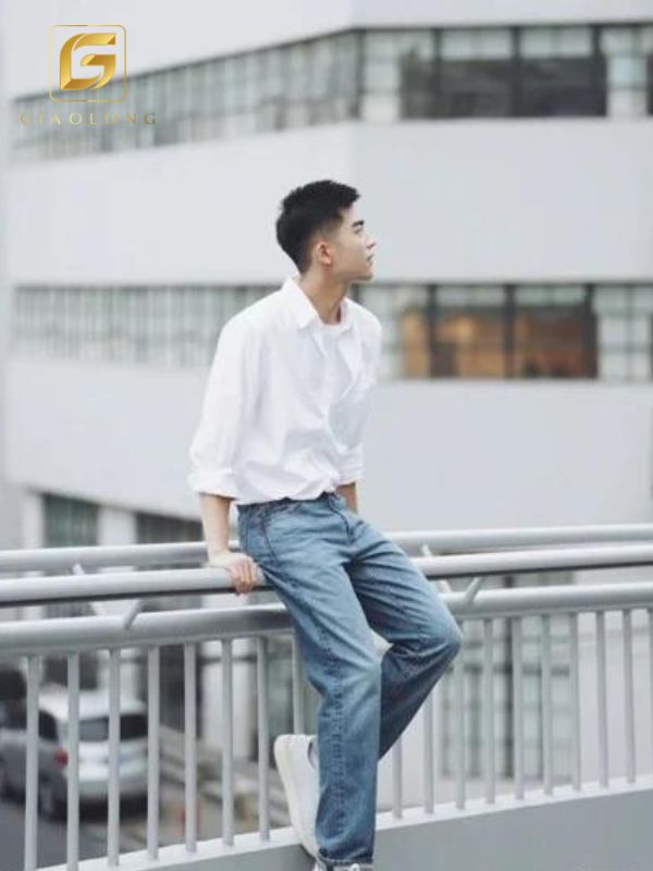 Áo sơ mi kết hợp với quần jean ống rộng