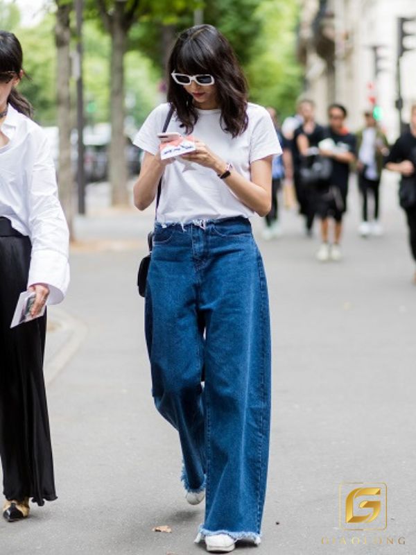 Phối quần jean ống đứng với áo phông