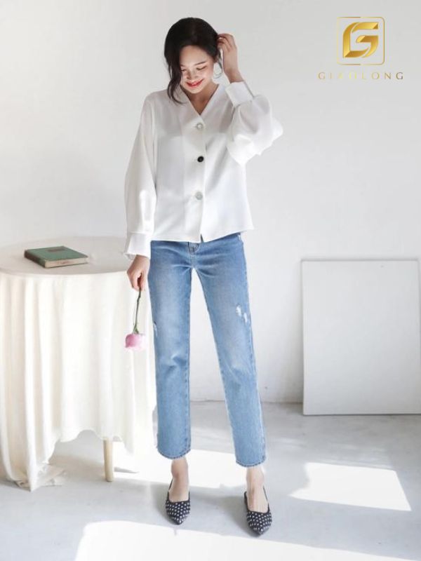 Phối quần jean ống đứng với áo sơ mi