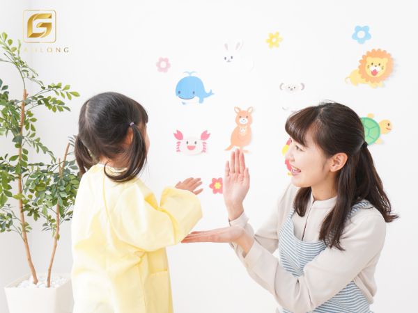 Tặng quà cho cô giáo mầm non