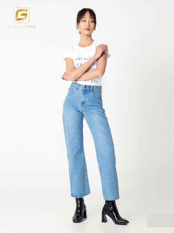 Quần jean lửng kết hợp với áo phông cực sành điệu