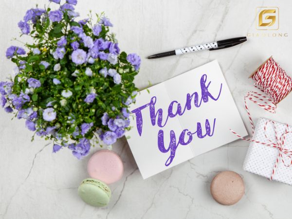 tặng hoa tươi và thiệp