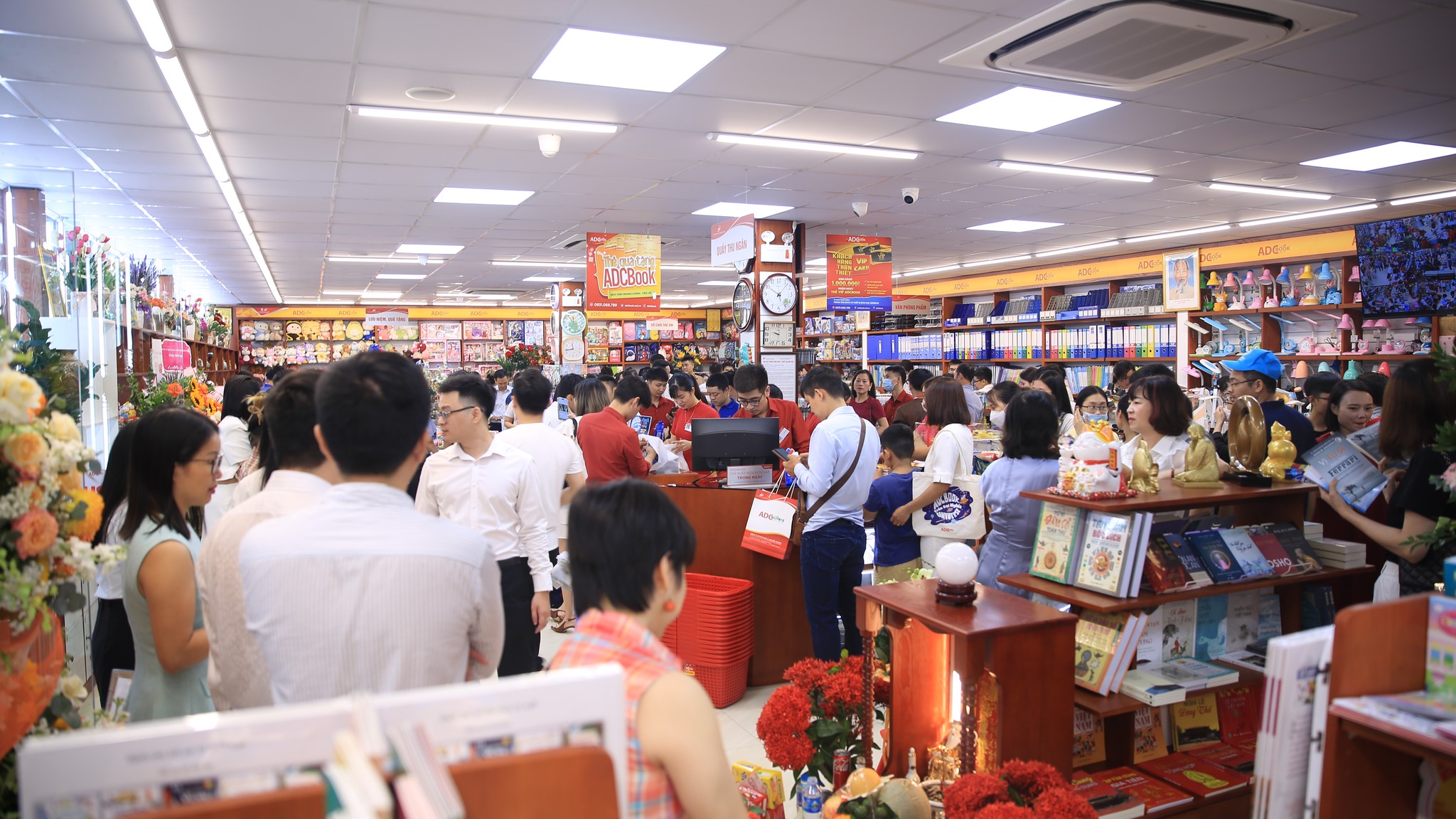 Khách hàng tấp nập tới mua sắm tại ADCBook Trần Đại Nghĩa