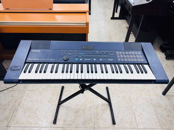 Piano Roland EM303