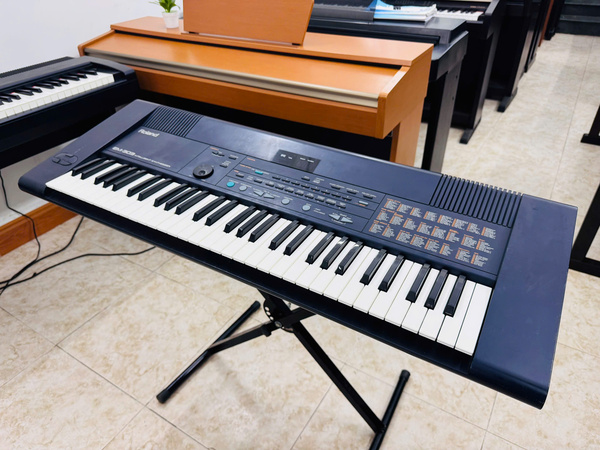 Piano Roland EM303