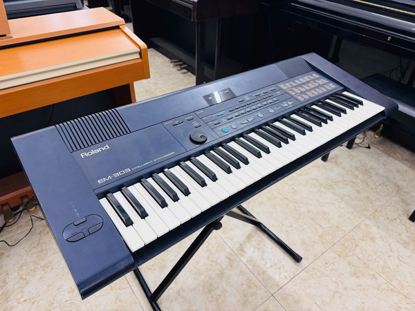 Piano Roland EM303
