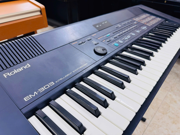 Piano Roland EM303