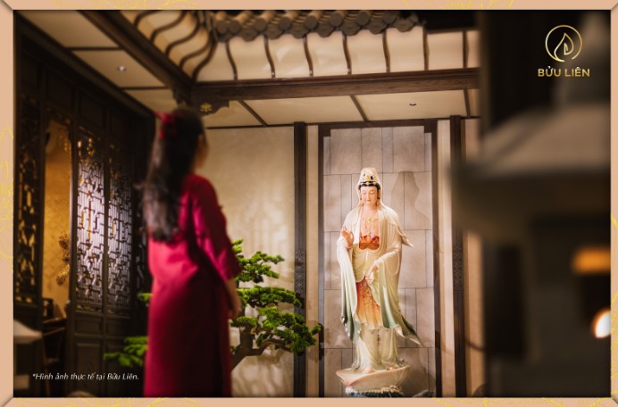 Tượng Quán Thế Âm đứng tạo thần thái trang nghiêm cho không gian thờ tự