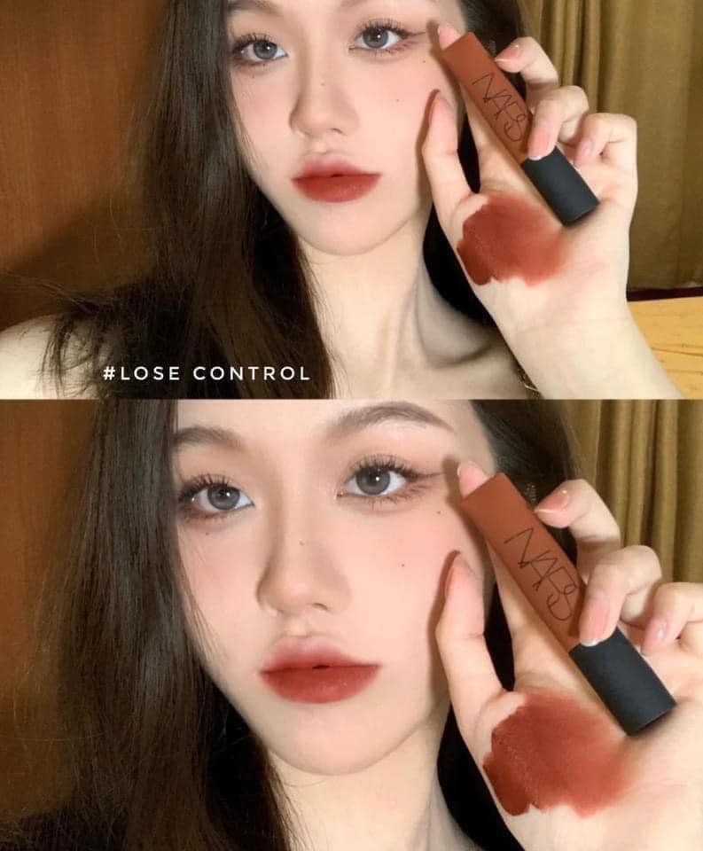 Son Kem Nars Air Matte Lip Color 360 Lose Control - Nâu Cam Trên Mẫu
