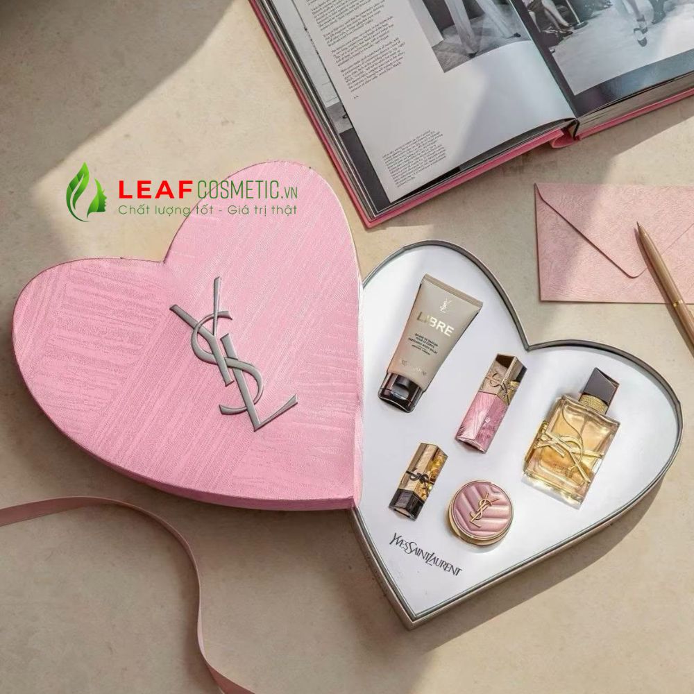 Toàn bộ set quà tặng hình trái tim YSL Love Light Collection 2026 phiên bản Lễ Thất Tịch kèm túi giấy hãng
