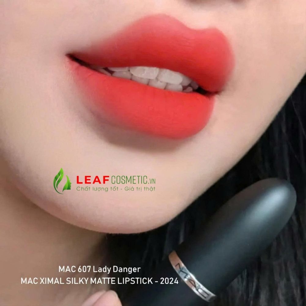 Son MAC 607 Lady Danger đỏ cam lên môi chuẩn màu