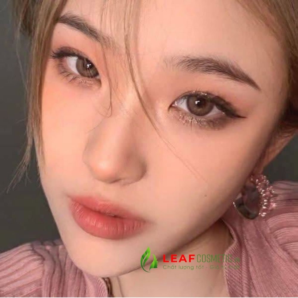 Người mẫu trang điểm môi với son Dior 100 Nude Look