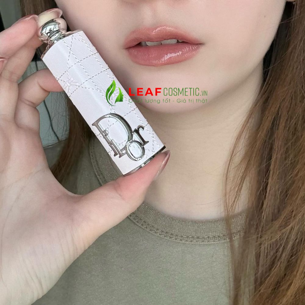 Đôi môi căng mọng hồng hào với son Dior Addict Glass Lipstick 504