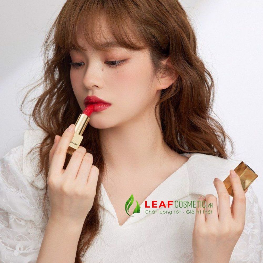 Người mẫu dùng son Burberry 106 The Red Mini đỏ tươi