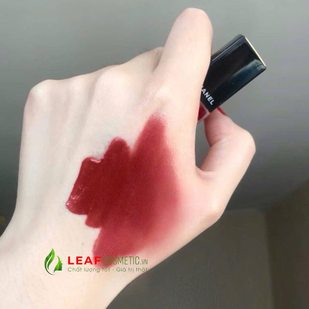 Swatch màu đỏ Burgundy son Chanel 226 Séduisante cực chuẩn