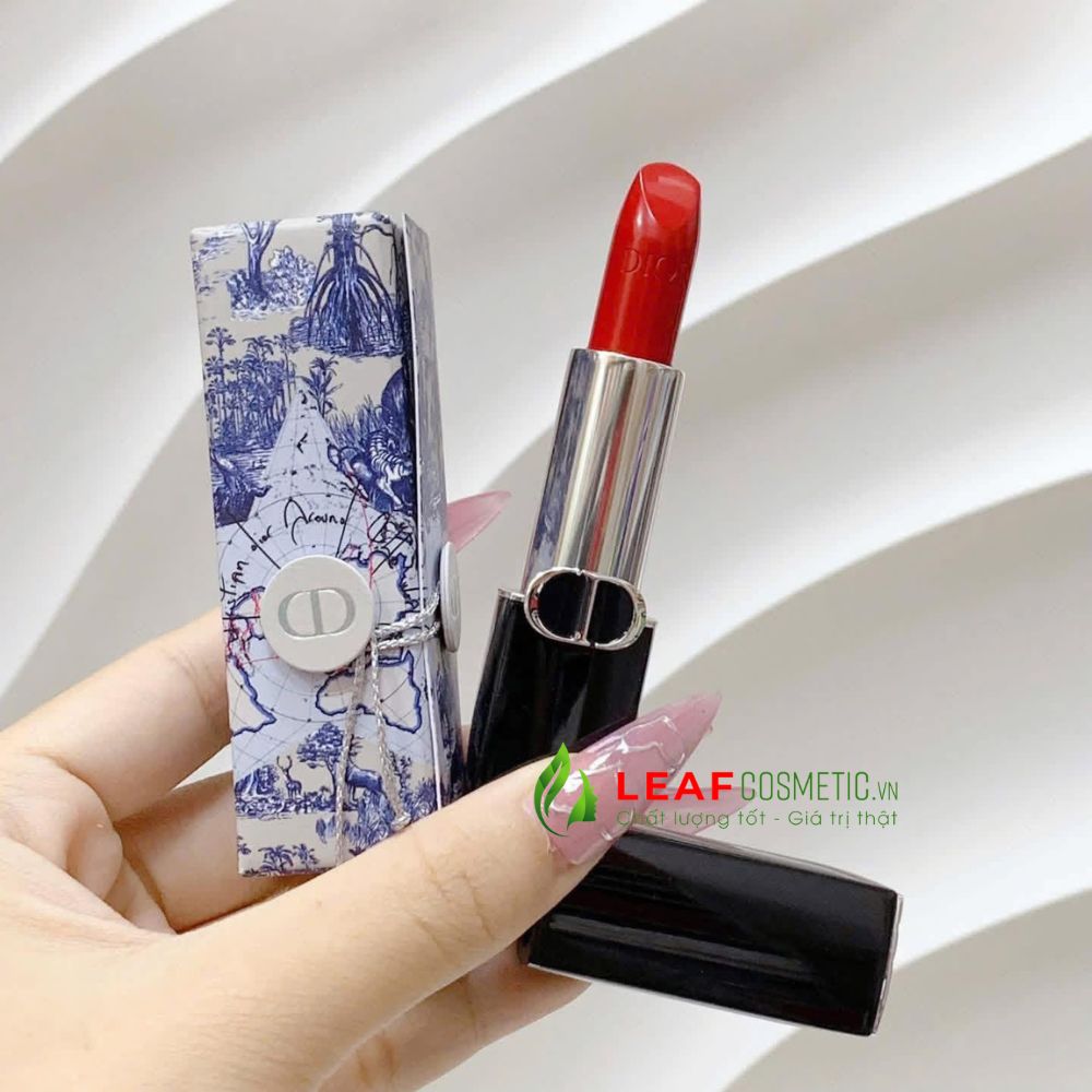 Swatch màu đỏ tươi huyền thoại của son Dior Rouge Lipstick 999