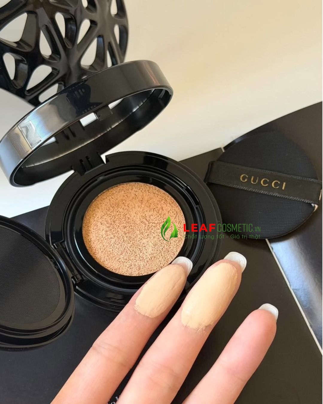 Chi tiết thiết kế vỏ hoa họa tiết cổ điển của hộp phấn nước Gucci bản giới hạn