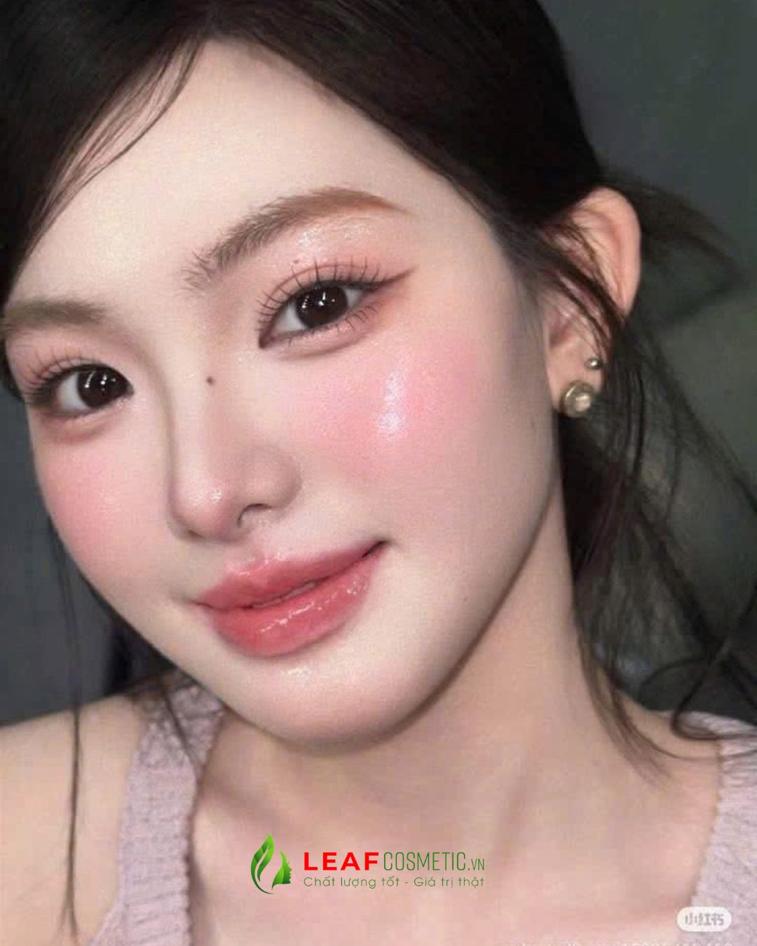 Má Hồng Kem NARS Afterglow Liquid Blush Insatiable khi trang điểm trên mẫu