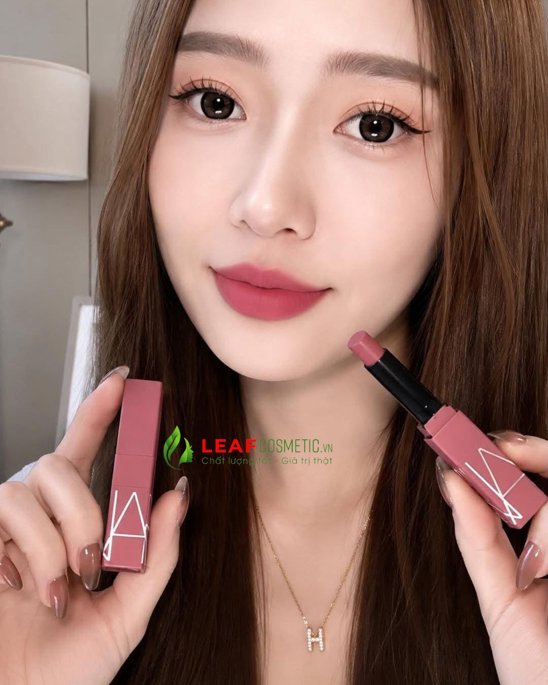 Son Lì Nars Powermatte 107 Tainted Love khi sử dụng trên môi mẫu