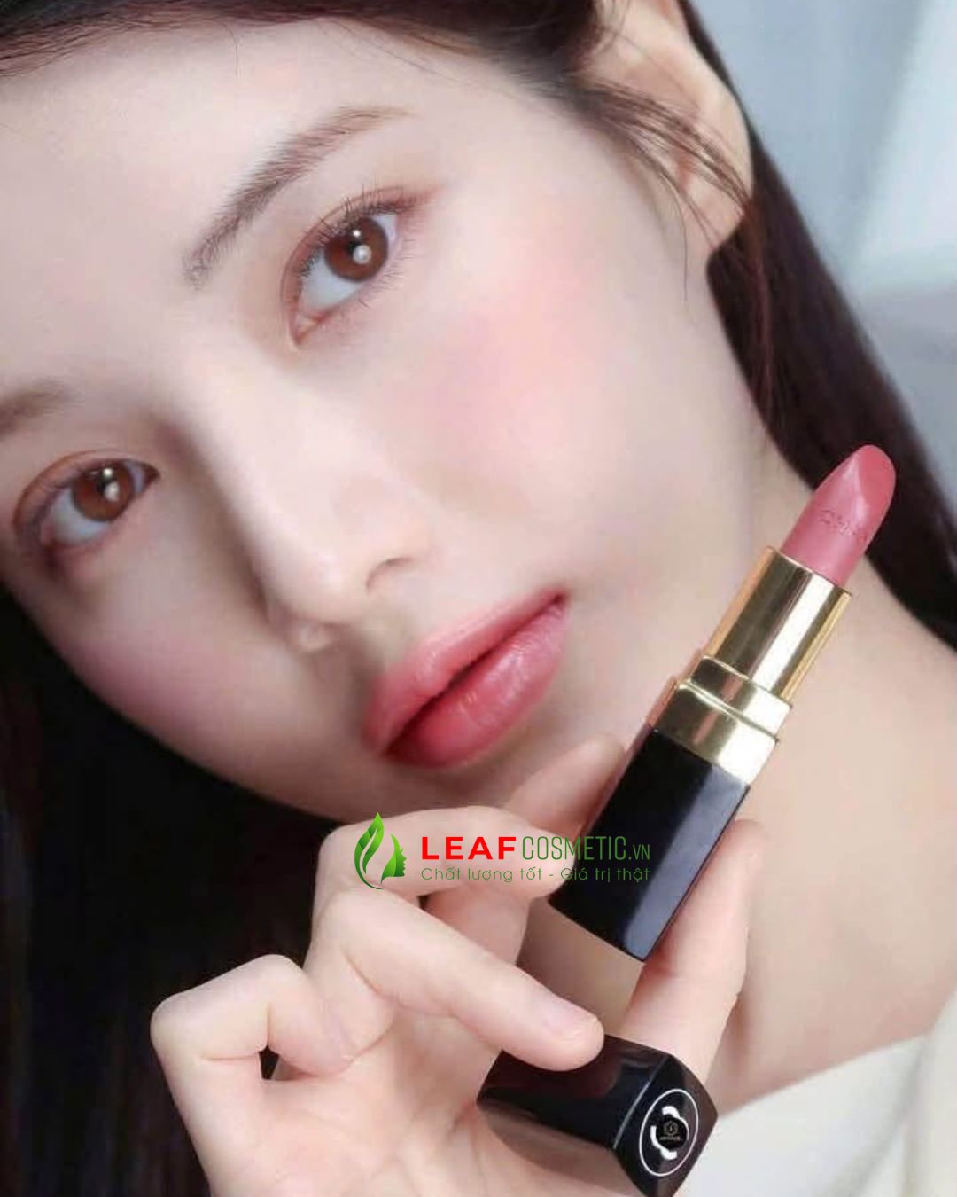 Son Chanel 130 La Pausa – Màu Hồng Đào Tươi trên môi mẫu