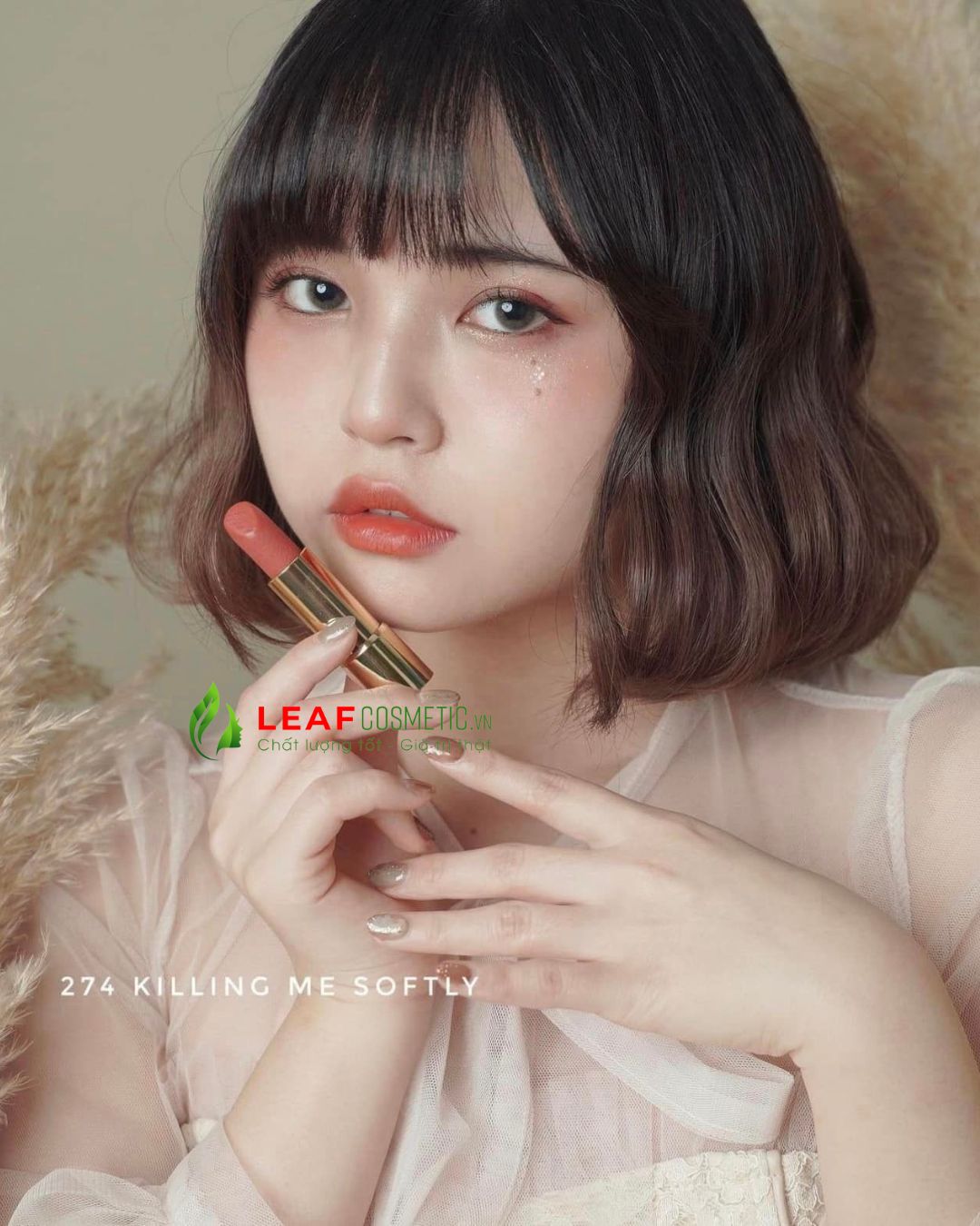 Son Lancôme Intimatte 274 Killing Me Softly màu trà sữa trên môi mẫu