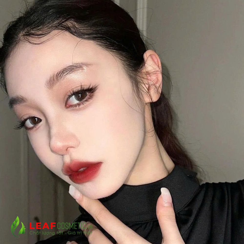 Son Shu Uemura M BR 785 màu đỏ nâu đất trên môi mẫu