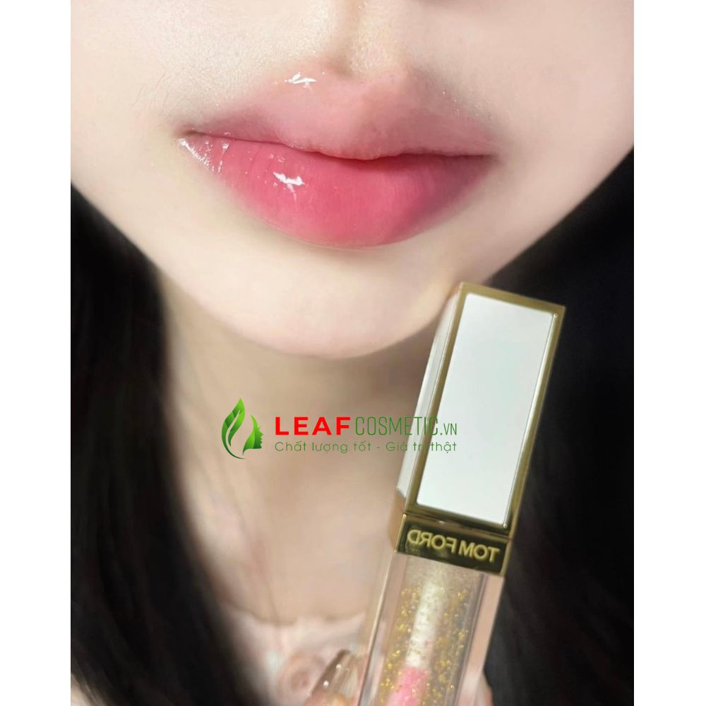 Son Dưỡng Tom Ford Soleil Liquid Lip Blush trên môi tự nhiên