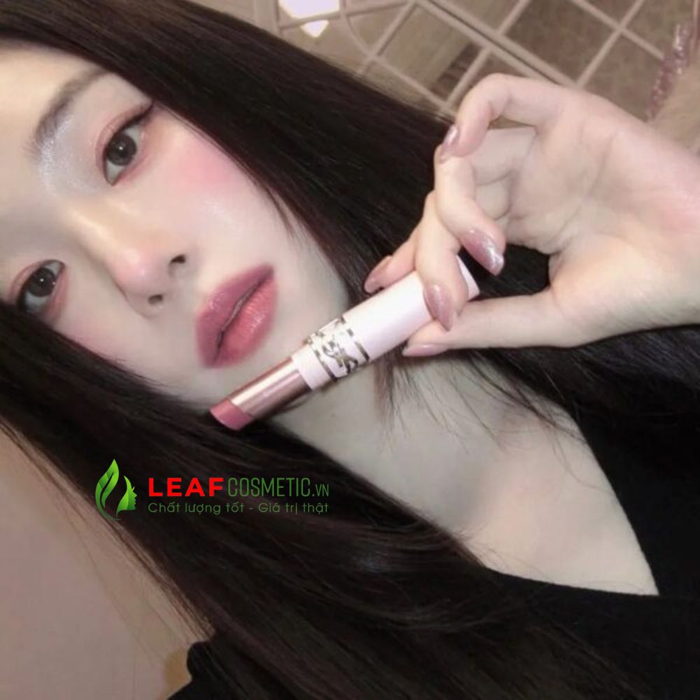 Son YSL Lovenude 01 trên môi mẫu tự nhiên