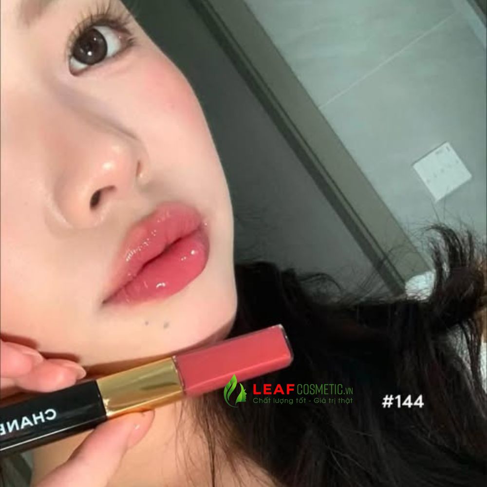 Son Chanel Duo 144 Move với hiệu ứng căng bóng trên môi mẫu