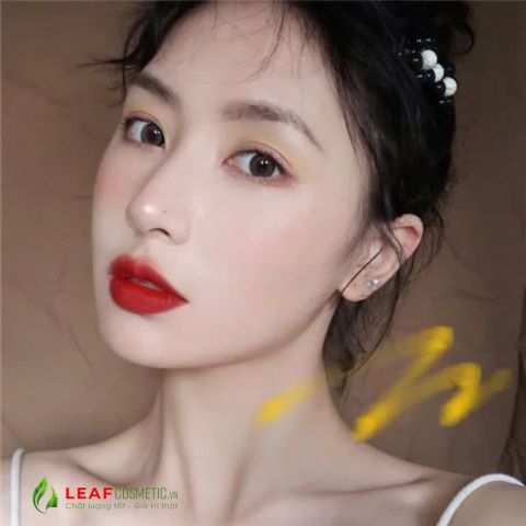 Son Tom Ford 16 Scarlet Rouge màu đỏ thuần trên môi mẫu