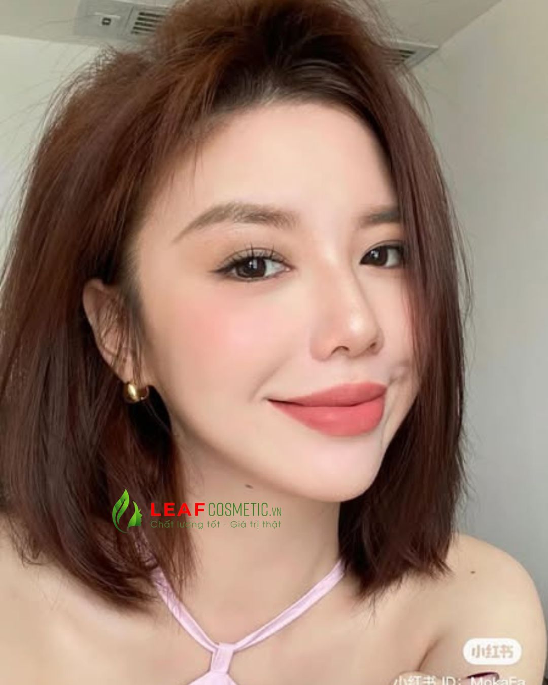 Người mẫu diện son kem MAC Locked Kiss Ink 76 Blushing trẻ trung thanh lịch