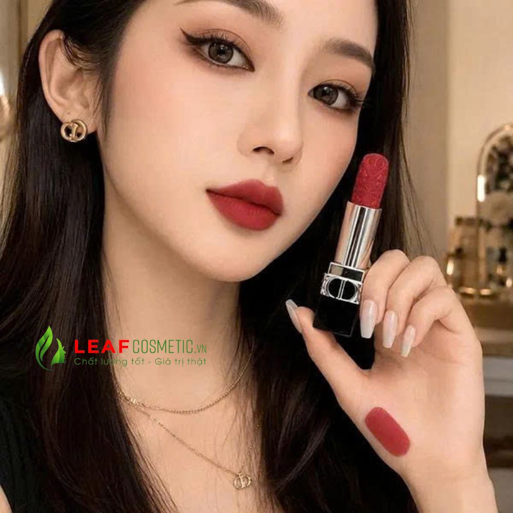 Son Dior 951 Talisman trên môi mẫu với sắc đỏ đất trầm ấm