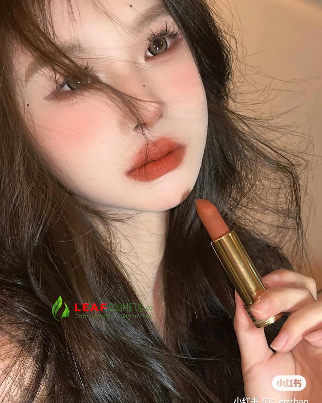Son Gucci Rouge À Lèvres Mat 308 Lucy Dark Orange với sắc cam gạch tôn da