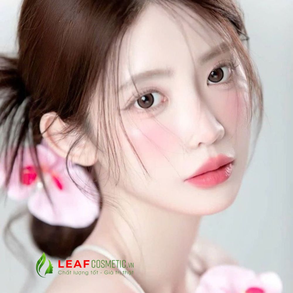 Người mẫu sử dụng Son Thỏi YSL Pink Voyage hồng đào