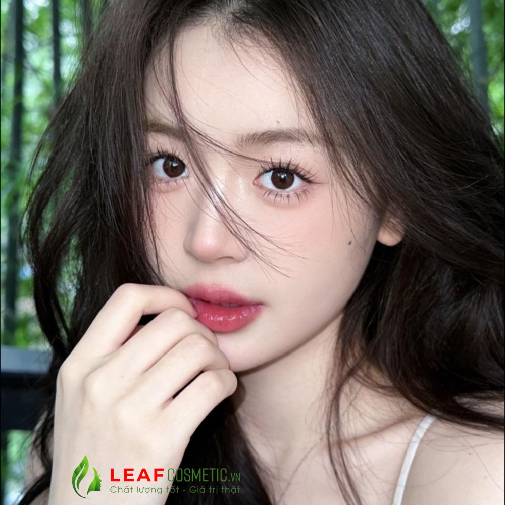 Son YSL 9B Cherry Bliss trên môi tự nhiên căng bóng